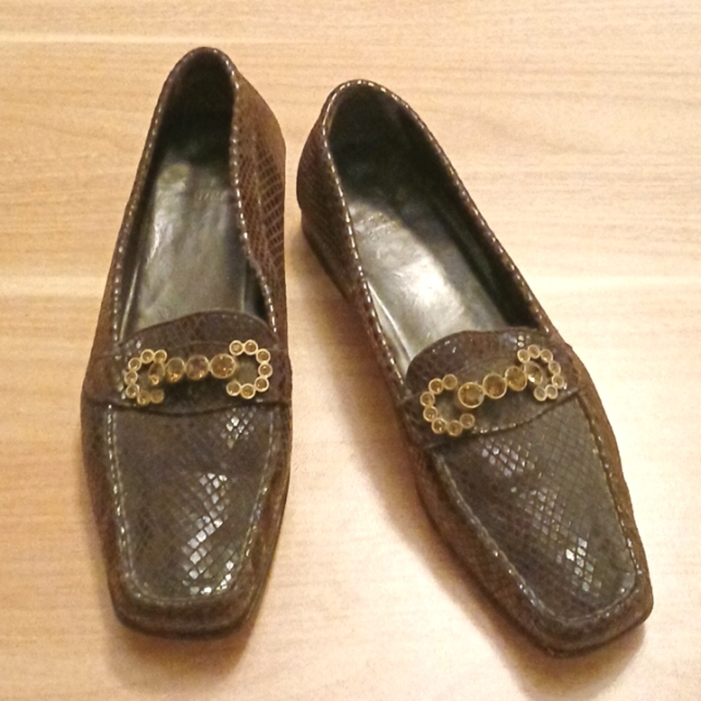 Stuart Weitzman "Vintage" Bejewelled Leather Snakeskin Design Loafers in Size 8M